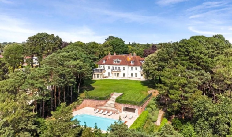 Hậu giải nghệ, cựu sao Liverpool đăng thông báo bán nhà