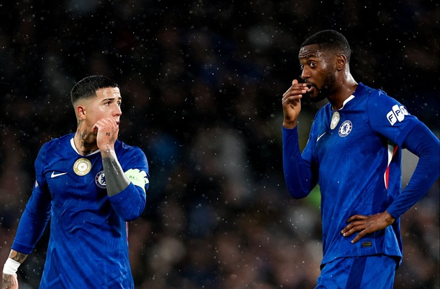 Hậu vệ Chelsea bị chỉ trích vì “pha phạm lỗi ngớ ngẩn”