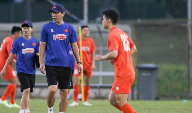 HLV Kim Sang-sik đổi sân tập để bảo mật chiến thuật trước trận gặp Malaysia