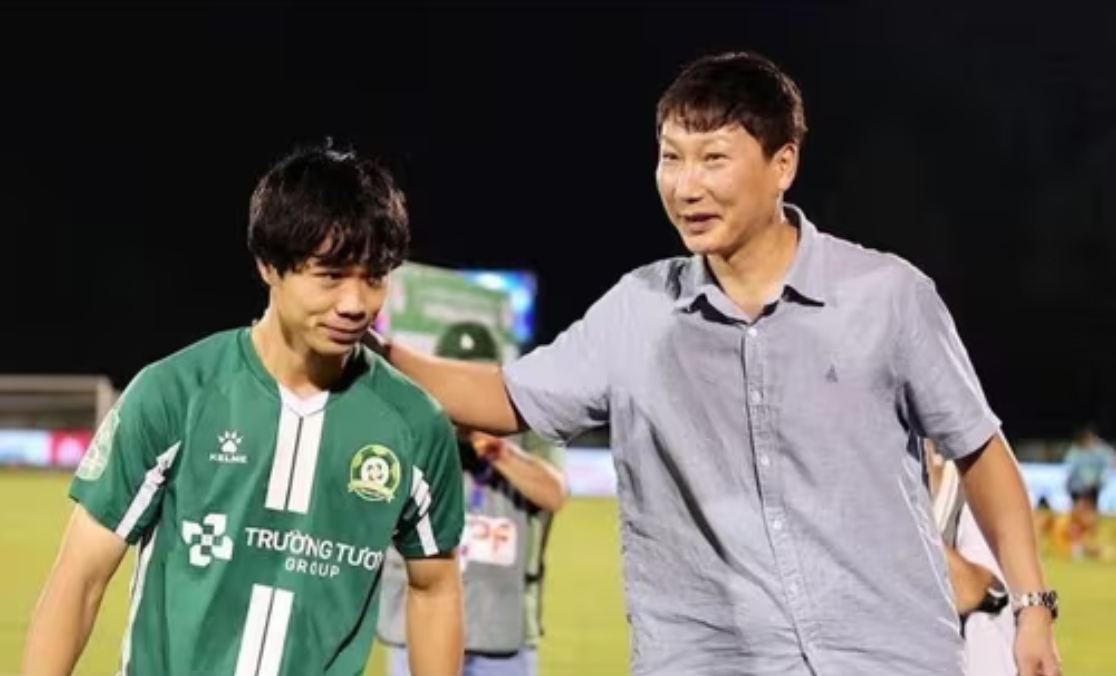 HLV Kim Sang-sik tiếc nuối khi Công Phượng rút lui vì chấn thương