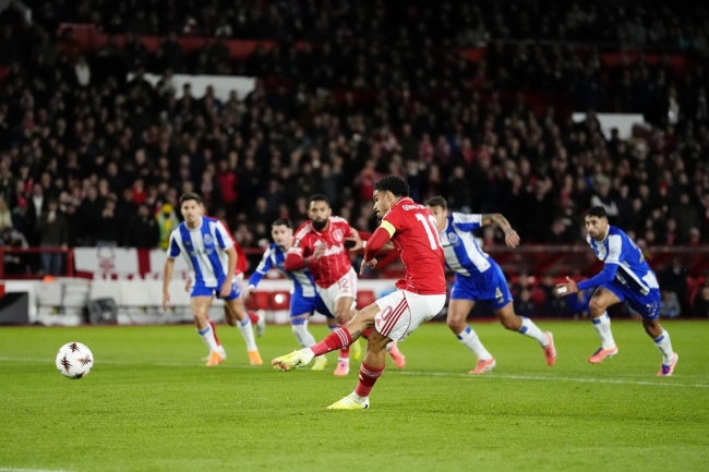 HLV Sean Dyche ra mắt hoàn hảo, Nottingham có chiến thắng đầu tiên ở Europa League