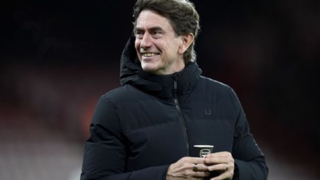 HLV Tottenham bức xúc vì bị soi cốc cà phê in logo Arsenal