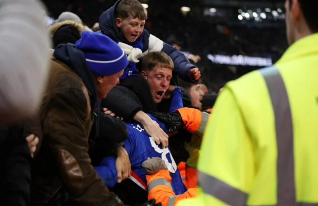 Hòa Man City, fan Chelsea gọi tên Abramovich