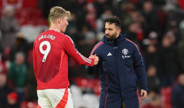 Hojlund khiến Man United và Amorim phải xấu hổ