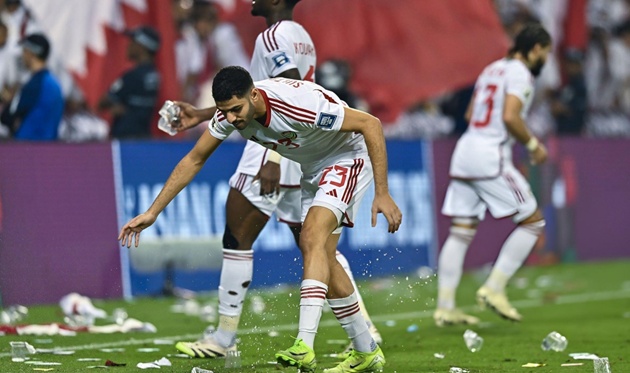 Hỗn loạn ở trận Qatar vs UAE, CĐV ném nhau IPhone 17 Pro Max