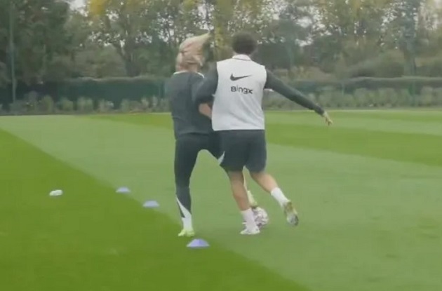 Huyền thoại Chelsea bật cười khi Diego Costa “húc ngã” nữ cầu thủ