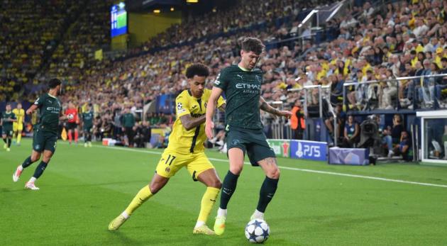 John Stones hồi sinh, tái hiện hình ảnh “con lắc” của Man City mùa ăn ba