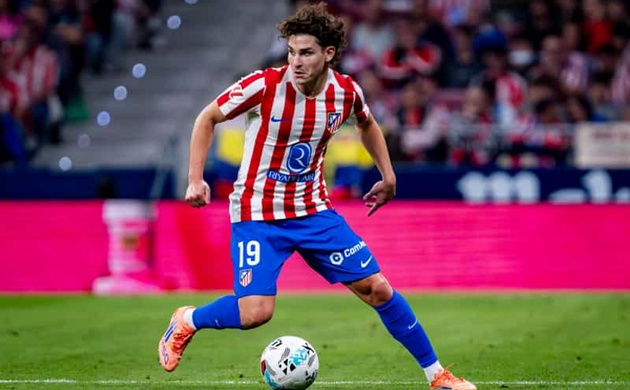 Julian Alvarez trước bức tường thép Arsenal