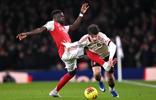 Kerkez hóa người hùng Liverpool, chặn đứng Saka