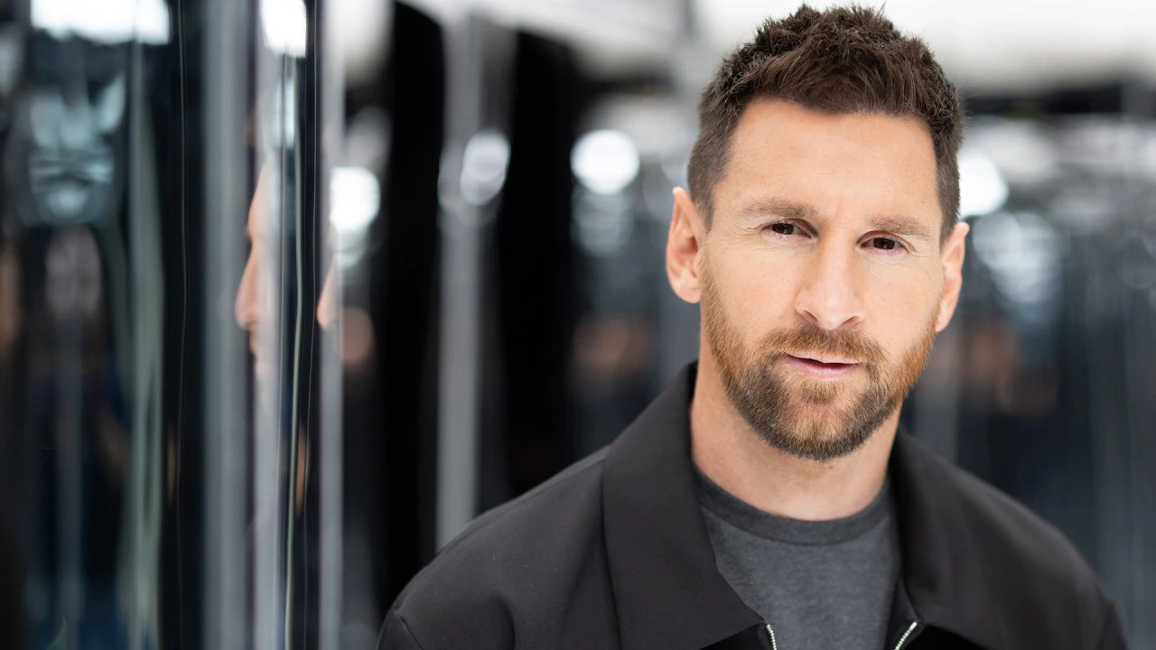 Khi sự im lặng trở thành ngôn ngữ quyền lực của siêu sao