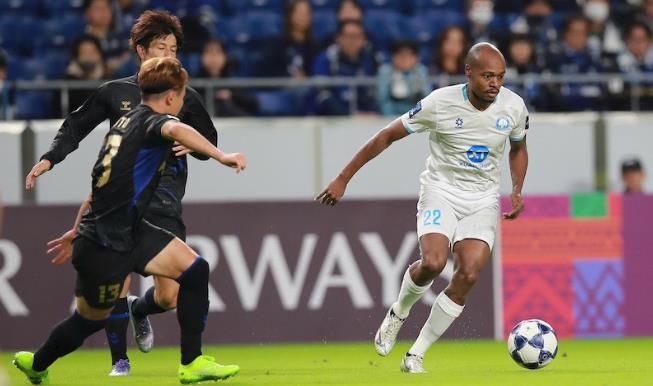 Kyle Hudlin ghi bàn danh dự, Nam Định đại bại trước Gamba Osaka