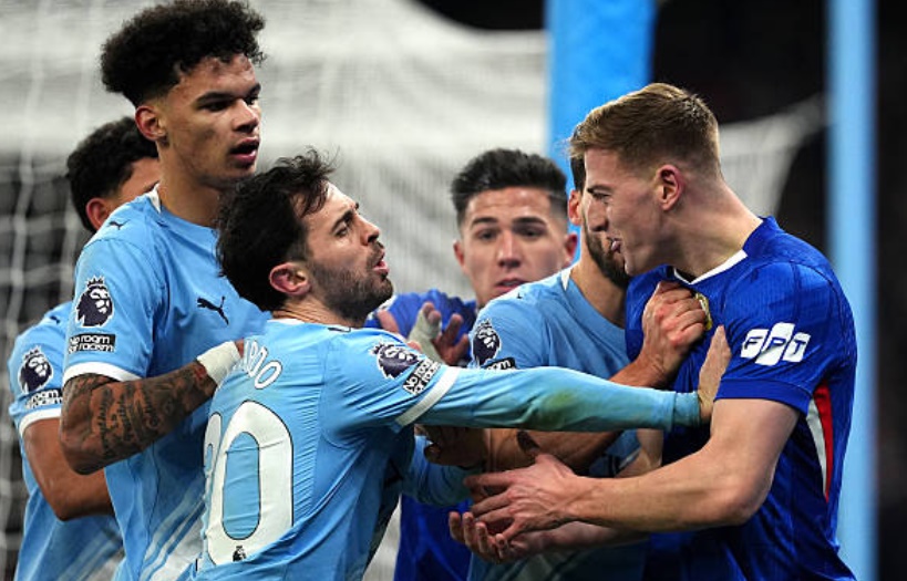 Liam Delap đẩy đối thủ xuống dốc gây náo loạn tại Etihad