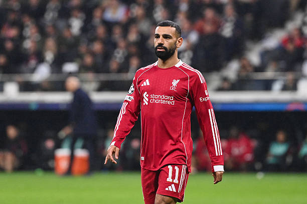 Liverpool thắng đậm Frankfurt, Carragher ủng hộ Slot loại Salah