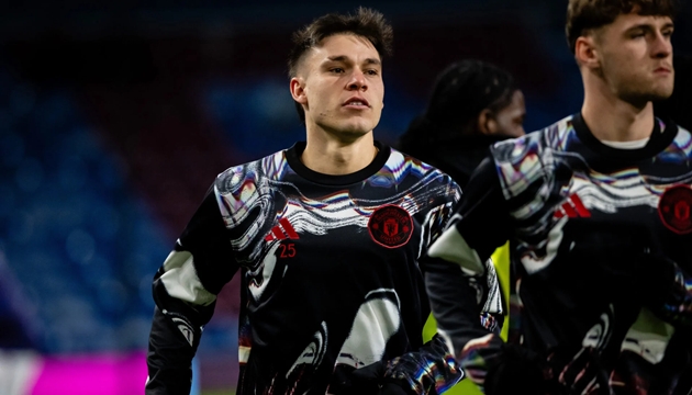 Lo mất suất World Cup, Ugarte muốn rời Man Utd