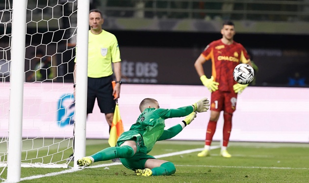 Lucas Chevalier bước qua giông bão để hóa người hùng