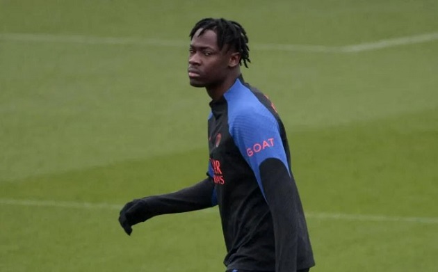 MU tranh “quái thú” 1m96 với 3 đối thủ