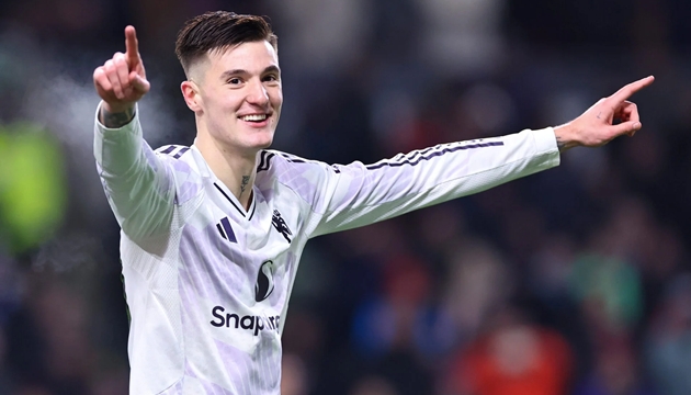 Neville bất ngờ khi thấy Sesko cười tươi sau cú đúp cho MU