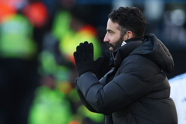 Neville tin Amorim công khai bật lãnh đạo MU