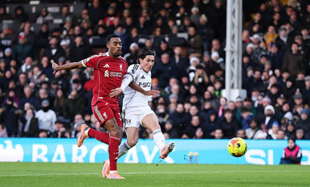 Người cũ Harry Wilson trừng phạt hàng thủ Liverpool