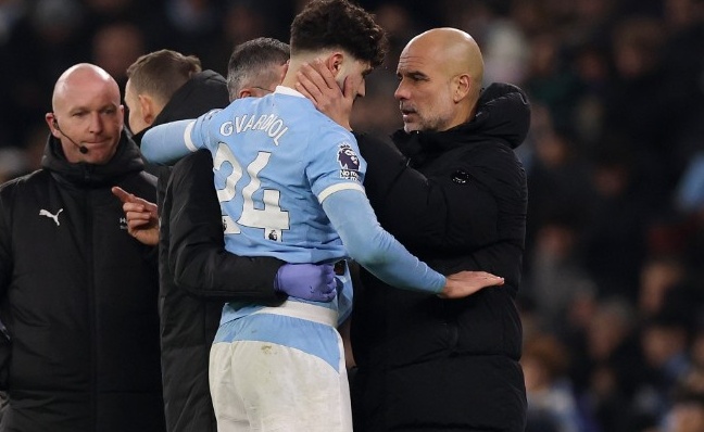 Pep Guardiola lo sốt vó vì khủng hoảng hàng thủ Man City