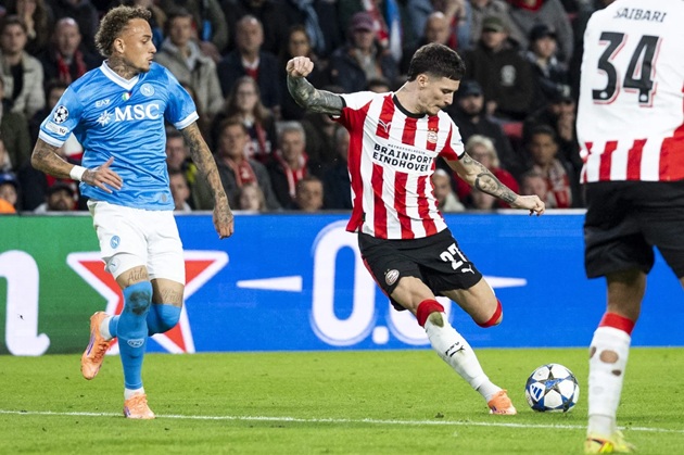 Peter Bosz: “Nghe tiếng bóng rời chân thôi đã đủ biết nó uy lực thế nào”