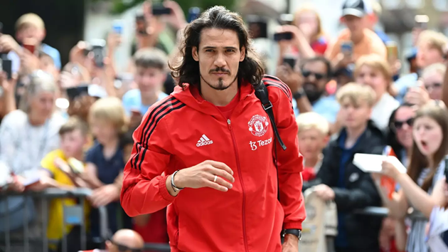 Phản ứng của Edinson Cavani khi người hâm mộ hô ‘Man Utd’ nói lên rất nhiều điều