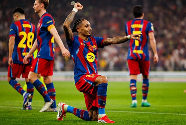 Raphinha thăng hoa, Rashford nguy cơ mất suất ở Barca