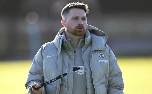 Rời ghế nóng Chelsea, HLV tạm quyền gửi gắm niềm tin vào Rosenior