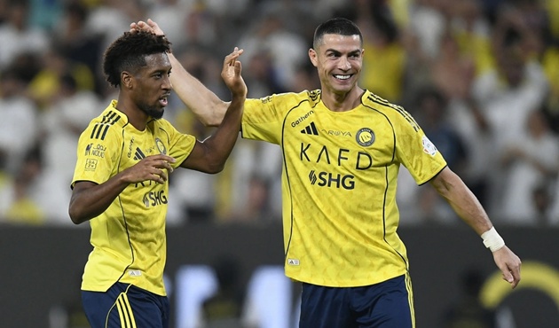 Ronaldo chạm mốc 800 bàn, bỏ xa Messi phía sau