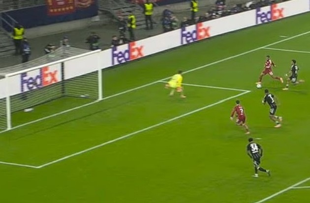 Salah bị chỉ trích vì chơi bóng cá nhân