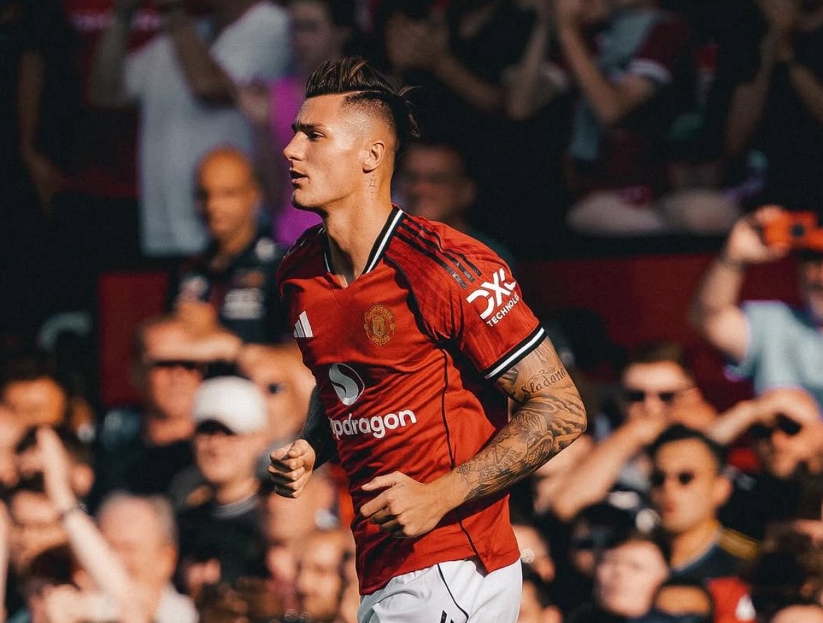 Sesko bỏ lỡ cơ hội khó tin trước khi bị thổi việt vị