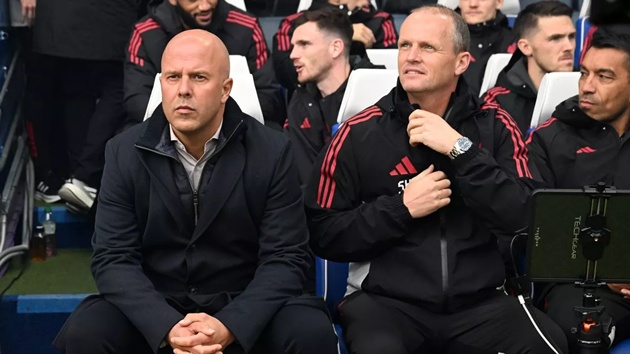 Slot loay hoay với cặp hậu vệ biên Liverpool