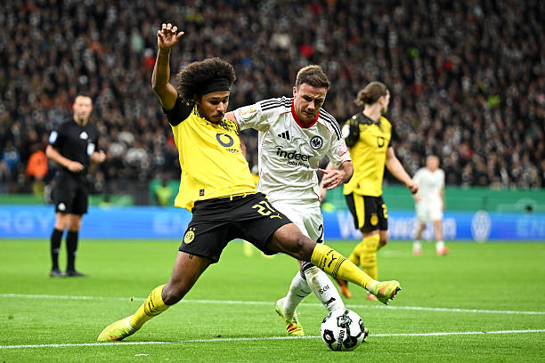 Soi trận Frankfurt vs Dortmund: Phả hơi nóng vào Bayern