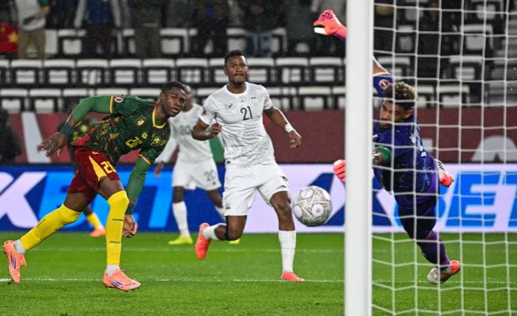 Sư tử Cameroon gầm vang, tiễn Nam Phi rời AFCON
