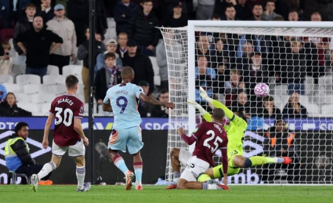 Thua Brentford, West Ham đứng áp chót trên BXH Ngoại hạng Anh