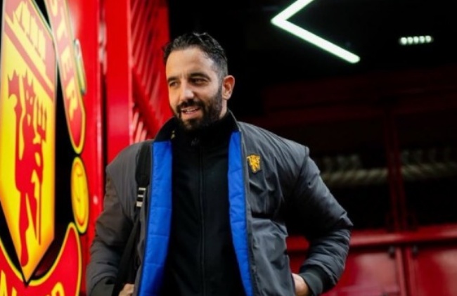 Trái ngược Fernandes, Mainoo và Martinez lạnh nhạt với Amorim sau trát sa thải