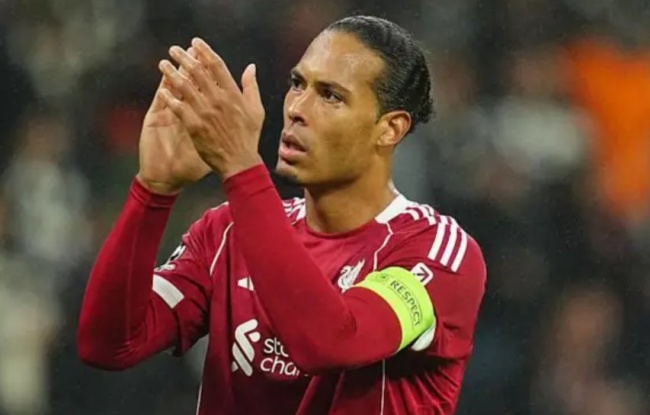 Van Dijk tổ chức họp nội bộ Liverpool sau trận thua MU
