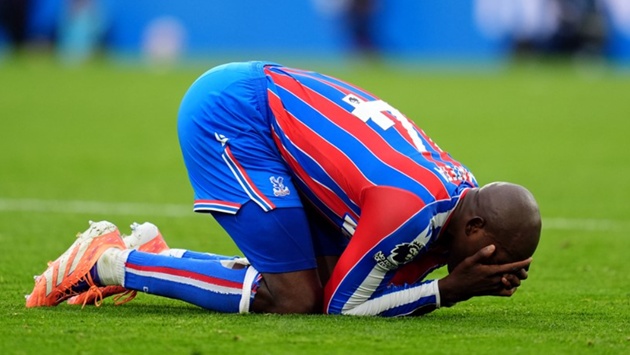 Vì sao Mateta ôm đầu tiếc nuối sau khi lập hattrick vào lưới Bournemouth?