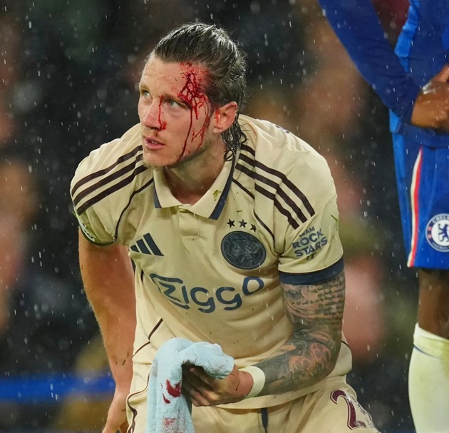 Weghorst chảy máu đầm đìa trận gặp Chelsea