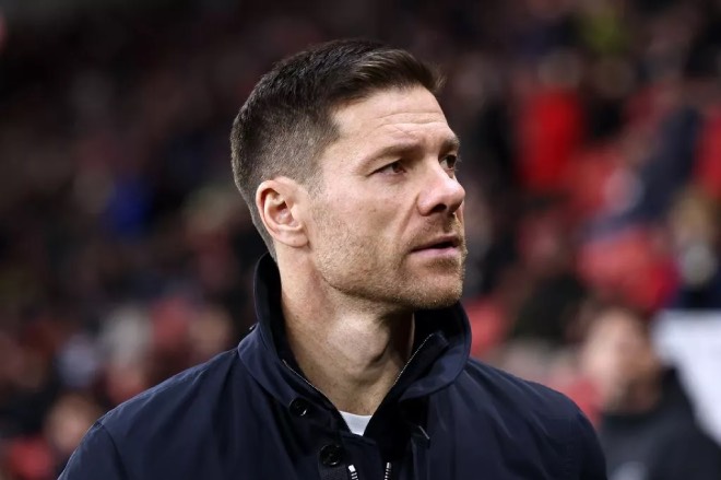 Xabi Alonso lo sốt vó vì hàng thủ Real Madrid trước Siêu cúp