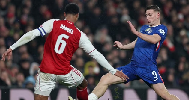 Chiếc áo Chelsea quá rộng với Liam Delap
