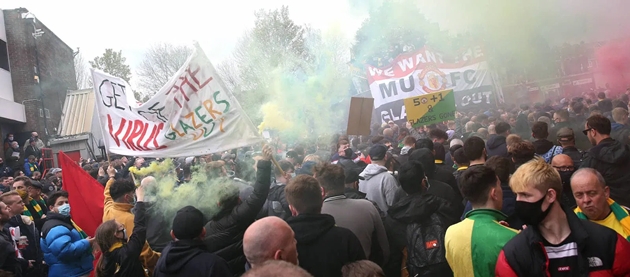 Cổ động viên Man Utd trút giận lên cả nhà Glazer lẫn INEOS