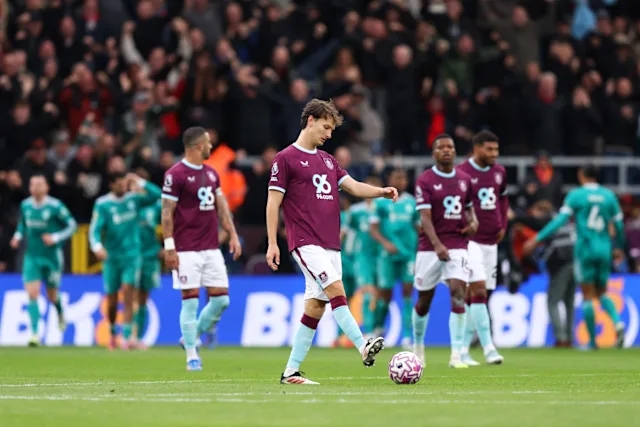 Cuộc chiến sinh tồn Ngoại hạng Anh và những cú bẻ lái khó tin