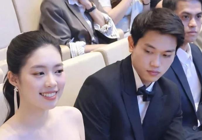 Đình Bắc gây sốt khi chung khung hình Á hậu Châu Anh