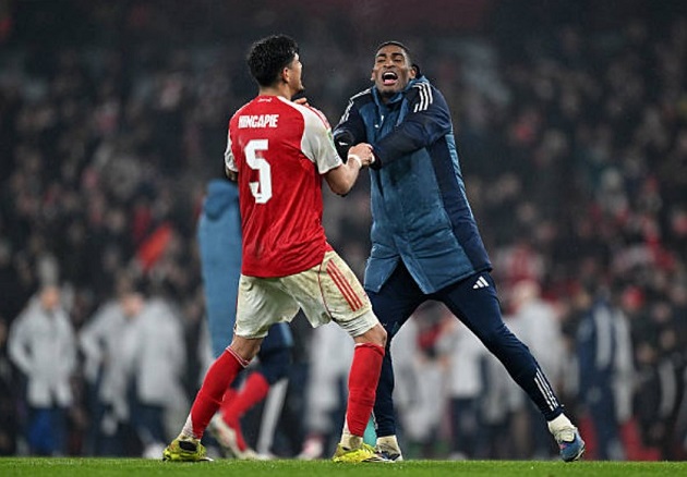 Hincapie hóa lá chắn thép đưa Arsenal tới Wembley