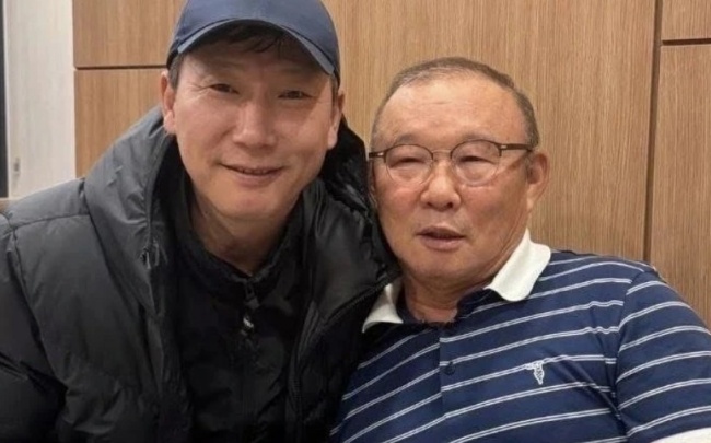 HLV Kim Sang-sik thắng giải, xúc động tri ân HLV Park Hang-seo