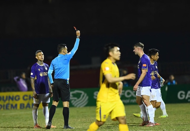Hùng Dũng dính thẻ đỏ, Hà Nội vẫn thắng SLNA 3-1