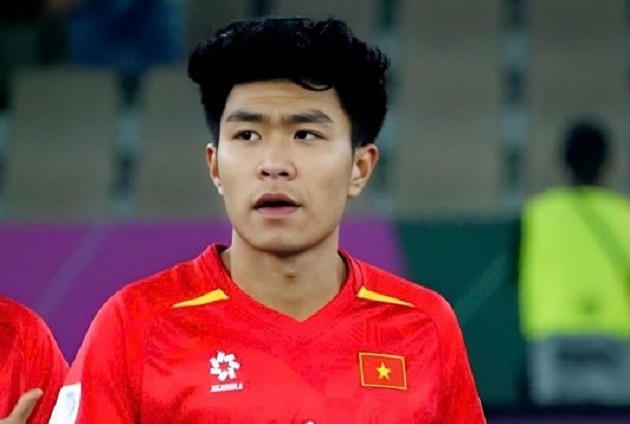 Lý Đức gục ngã trong phòng thay đồ sau tấm thẻ đỏ