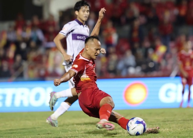 Minh Toàn rực sáng giúp Becamex TP.HCM cầm chân Hà Tĩnh