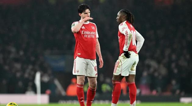 Neville khen Chelsea dùng “chiêu lạ” khóa bài tủ của Arsenal